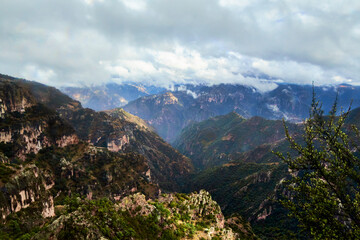 Obraz premium mountains in winter with cloudy sky , copper canyon with clouds of rain in divisadero, chihuahua mexico 