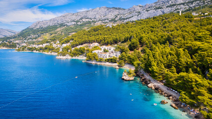 Fototapeta na wymiar Enjoy the view of Croatia's beach from above, where turquoise waters meet soft sands. Relax and find adventure in this beautiful vacation spot, captured in stunning aerial photography.