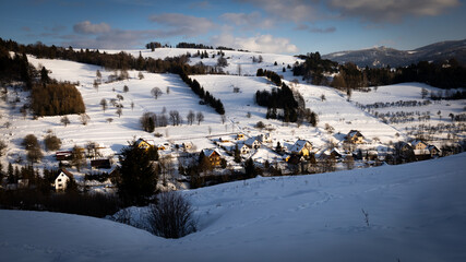 ośnieżone domy w górach zimą © Ignacy