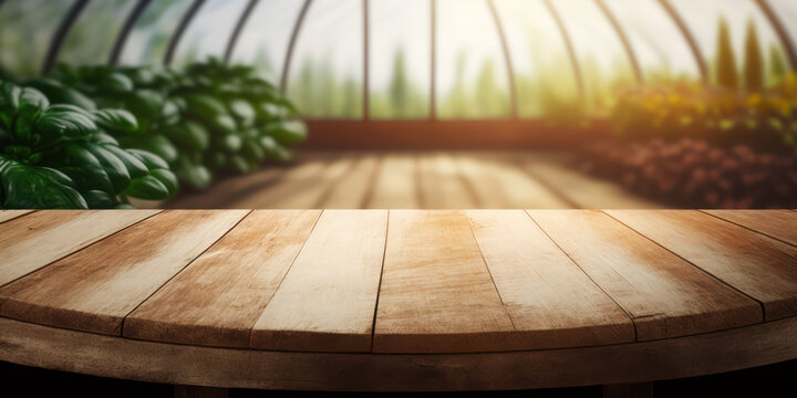 table en bois pour la présentation de produits avec arrière-plan légèrement flou. Décor de serre dans un jardin couvert sous le soleil