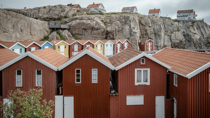 skandinavische Häuser an der Schärenküste in Westschweden