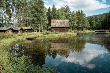 Obraz premium Holzhütten am See in Norwegen