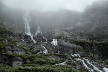 flie&szlig;ender Wasserfall an Felswand