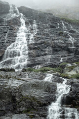 flie&szlig;ender Wasserfall an Felsenwand 