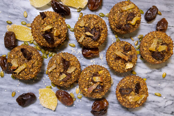 Muffins sur marbre,  top shot 
