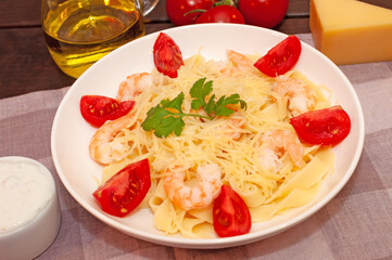 Pasta bows with tomatoes and parmesan cheese