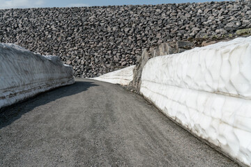 Schneemauern im Sommer am Stausee Styggevatnet mit Staumauer