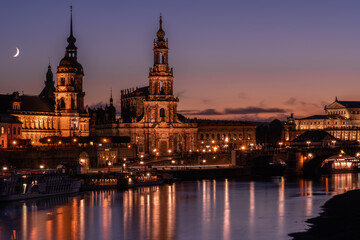 Fototapeta na wymiar View over the Elbe in Dresden to the Semperoper at the blue hour