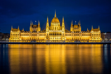 Obraz premium panorama di budapest con vista sul parlamento di notte