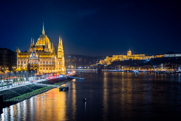 Naklejka premium panorama di budapest con vista sul parlamento di notte