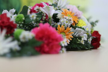 flores de colore vivos como florero