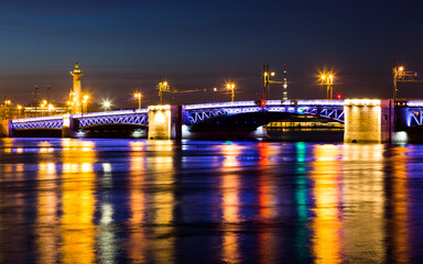 ponte e luci a San Pietroburgo