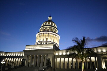 Illuminated Capitolio in Havana, Cuba Caribbean - obrazy, fototapety, plakaty