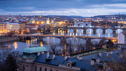 Fototapeta na wymiar Abendlicher Blick über die Moldau mit Karlsbrücke in Prag