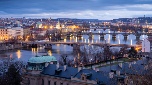 Abendlicher Blick &uuml;ber die Moldau mit Karlsbr&uuml;cke in Prag