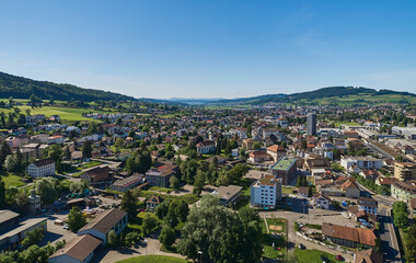 Fototapeta na wymiar Luftaufnahme mit Blick in Richtung Norden auf die Gemeinde Reinach AG, im Wynental. Bezirk Kulm