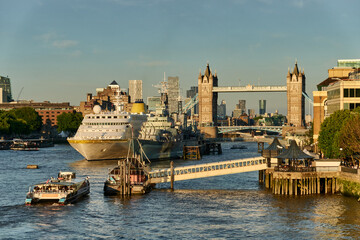 Obraz na płótnie Canvas Hochbetrieb mit vielen Schiffen und Booten auf der Themse inmitten von London. Im Hintergrund die berühmte Tower Bridge, das Wahrzeichen Londons.