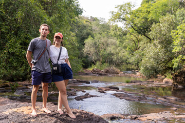 pareja de vacaciones, en un arroyo.