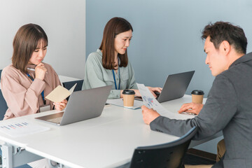 取材した記事をまとめる記者・編集者・レポーター・報道・ジャーナリスト・マスコミ・マスメディア
