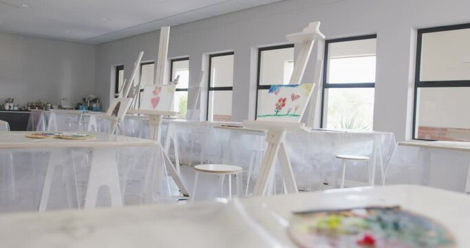 Video of school class with easels prepared for art lessons