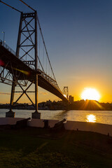 no horizonte o pôr do sol e a silhueta da ponte Hercílio luz de Florianopolis Santa Catarina Brasil Florianópolis