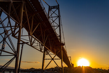 paisagem com o pôr do sol e a silhueta da estrutura da ponte Hercílio luz de Florianopolis Santa Catarina Brasil Florianópolis