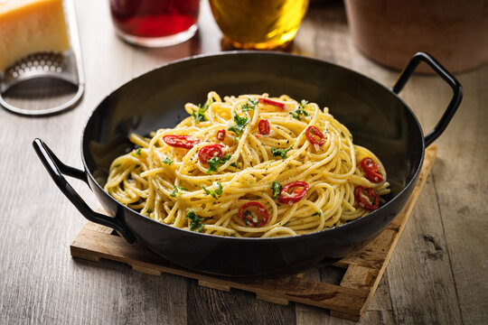 Spaghetti aglio e olio e peperoncino