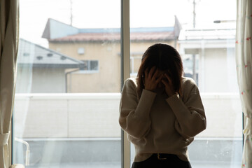 泣き崩れる女性　break down in tears	