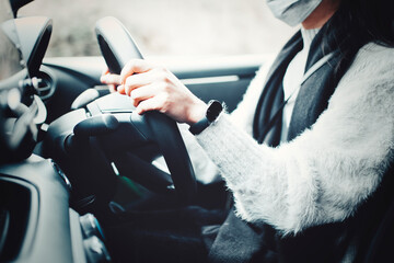 車を運転する女性