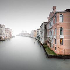 Langzeitbelichtung am Canal Grande in Venedig mit Santa Maria della Salute im Hintergrund