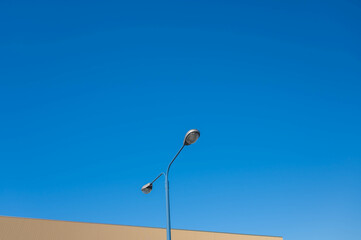 青空と外灯