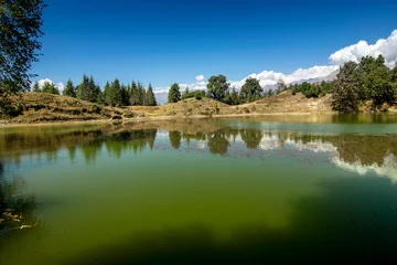 Photo sur Plexiglas Himalaya Sacred Devariyatal, Deoria Tal, Devaria or Deoriya, an emerald lake with miraculous reflections of Chaukhamba peaks on its crystal clear water. Chaukhamba peaks, Garhwal Himalayas, Uttarakahnd, India.