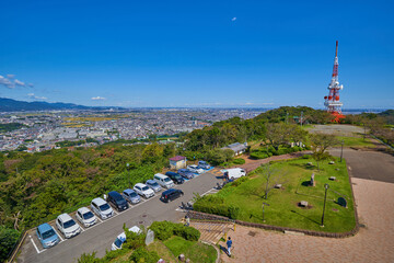 神奈川県の湘南平から高麗山公園駐車場と北東側の湘南平テレビ塔方面の眺望