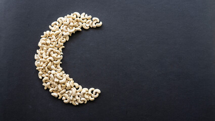 Obraz premium Cashew nuts in crescent moon shape