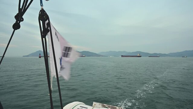 배 위에서 바람에 휘날리는 태극기