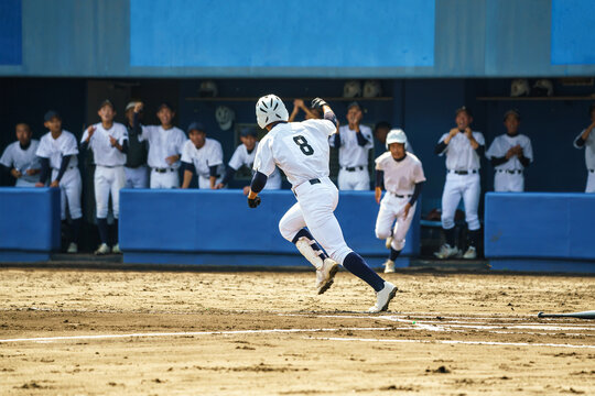 ベンチに向かってガッツポーズをする打者