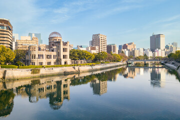 Fototapeta na wymiar 広島平和記念公園から原爆ドームを望む風景
