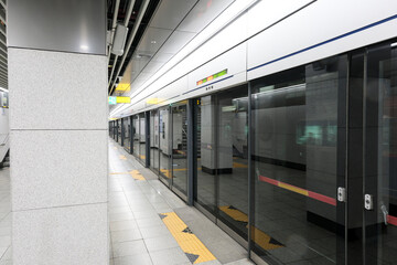韓国ソウルメトロ駅のホームドア