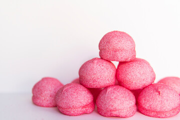 Obraz na płótnie Canvas pink marshmallows sprinkled with sugar