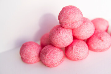 Obraz na płótnie Canvas pink marshmallows sprinkled with sugar
