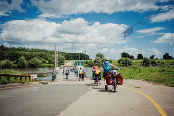 Familie auf einer Fahrradtour durch Niedersachsen fährt auf eine Fähre über die Weser, Deutschland
