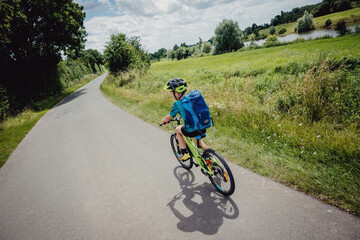 Kleiner Junge auf einer Fahrradtour entlang der Weser in den Sommerferien, Deutschland