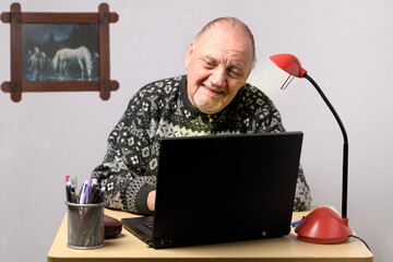 Homme dans son bureau au clavier de son ordinateur portable 
