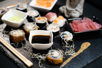 verschiedene Sushi Varianten auf einer Schieferplatte