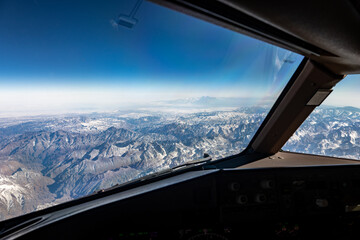 Landschaft aufgenommen aus dem Airliner Cockpit