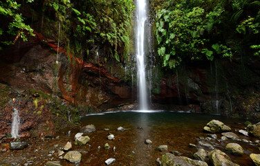 Der Wasserfall der 25 Quellen ist auf Madeira eine der beliebtesten Sehenswürdigkeiten, - obrazy, fototapety, plakaty