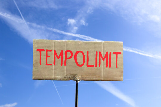 schild mit der forderung nach einem tempolimit