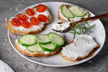 Healthy sandwiches with white cottage cheese, cucumber and tomato