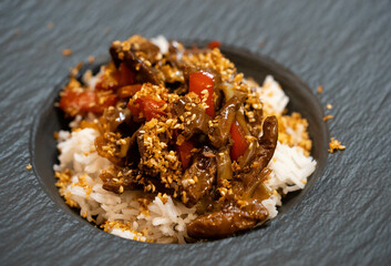 asiatische Küche - gebratenes Fleisch mit scharfen Gemüse auf Basmati Reis