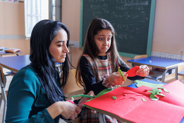 Fototapeta premium Una maestra svolge delle attività educative con un alunna a scuola